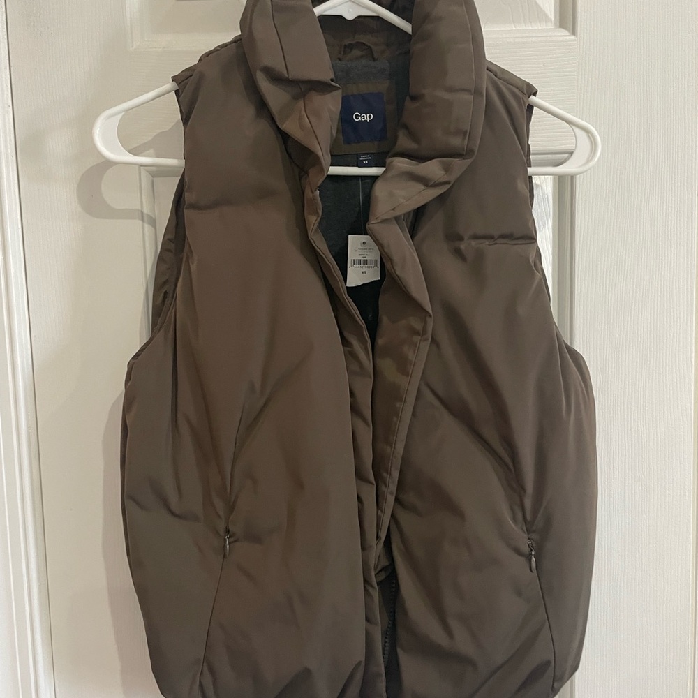 NWT- GAP- SIZE S PUFFER VEST